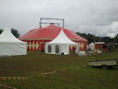 Le chapiteau et sa pelouse d�tremp�e !