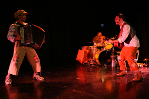 Quand guitare et accord�on se r�pondent lors d un spectacle enfants